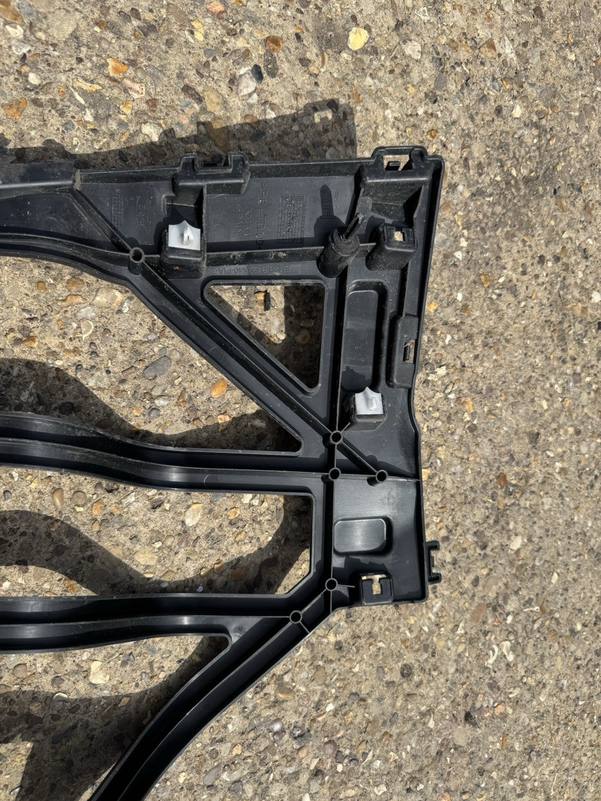 Genuine FORD S-MAX BRACKET RIGHT SIDE , REAR EM2B-R423A40