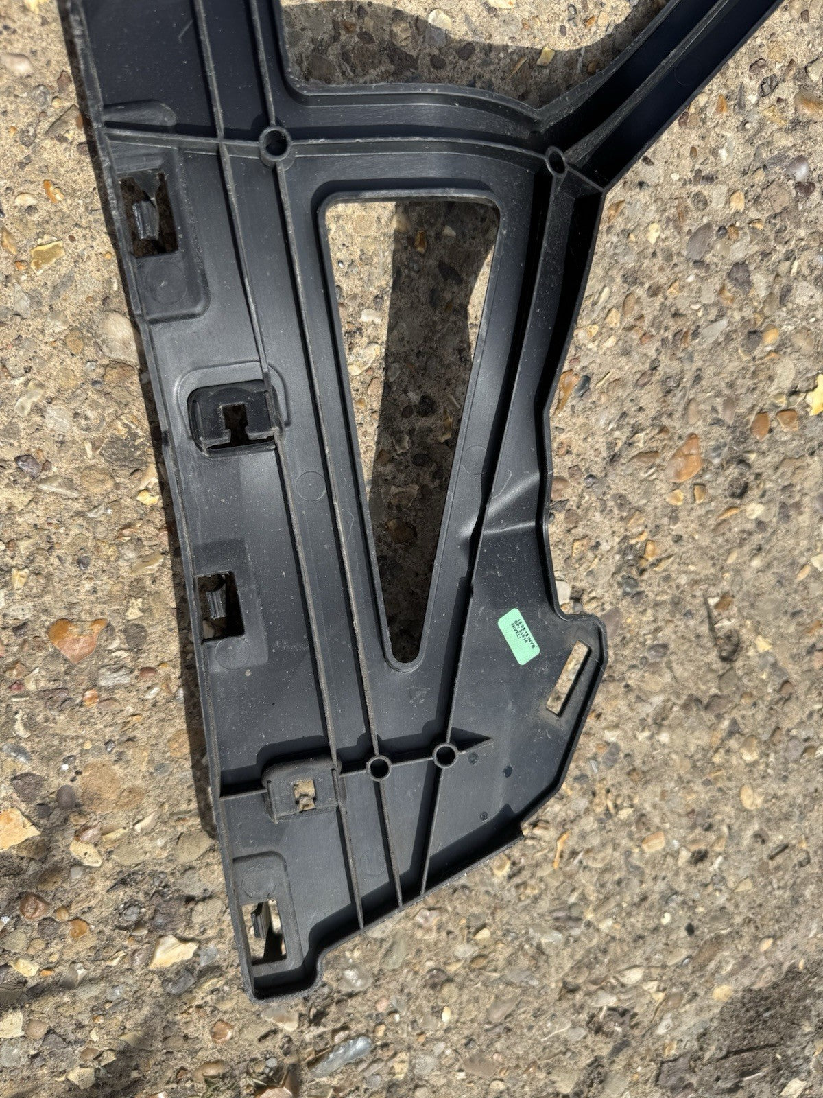 Genuine FORD S-MAX BRACKET RIGHT SIDE , REAR EM2B-R423A40