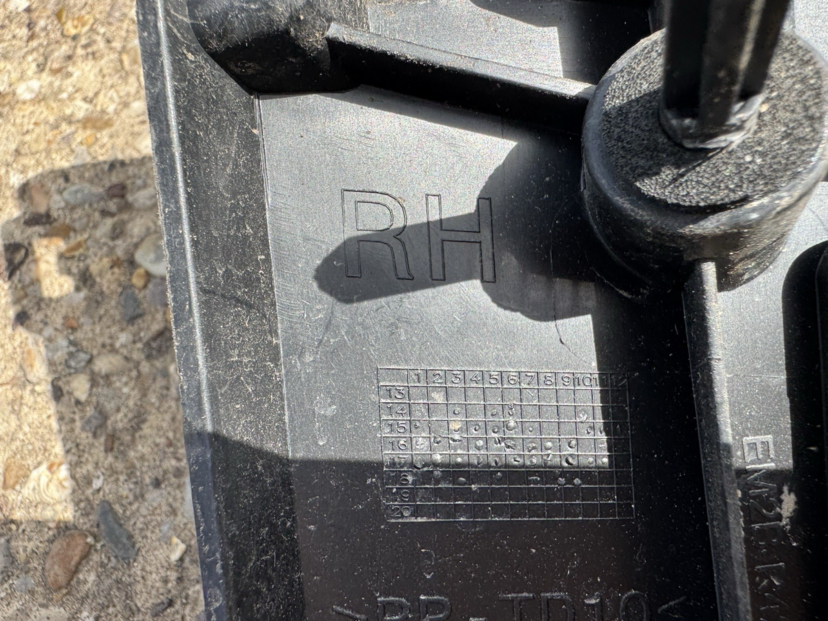 Genuine FORD S-MAX BRACKET RIGHT SIDE , REAR EM2B-R423A40