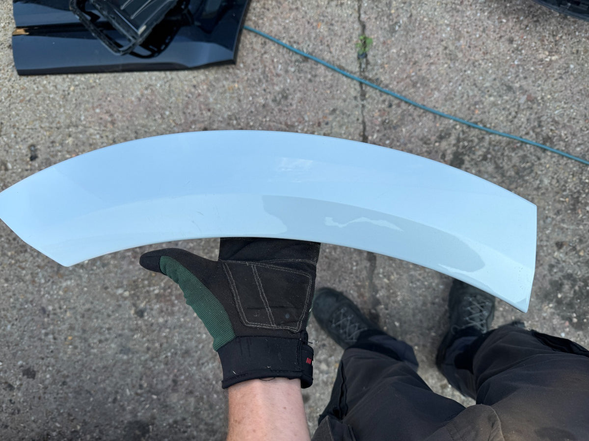 VOLVO XC60 Front Right Side Wing Fender Molding Trim 31454802 39848517