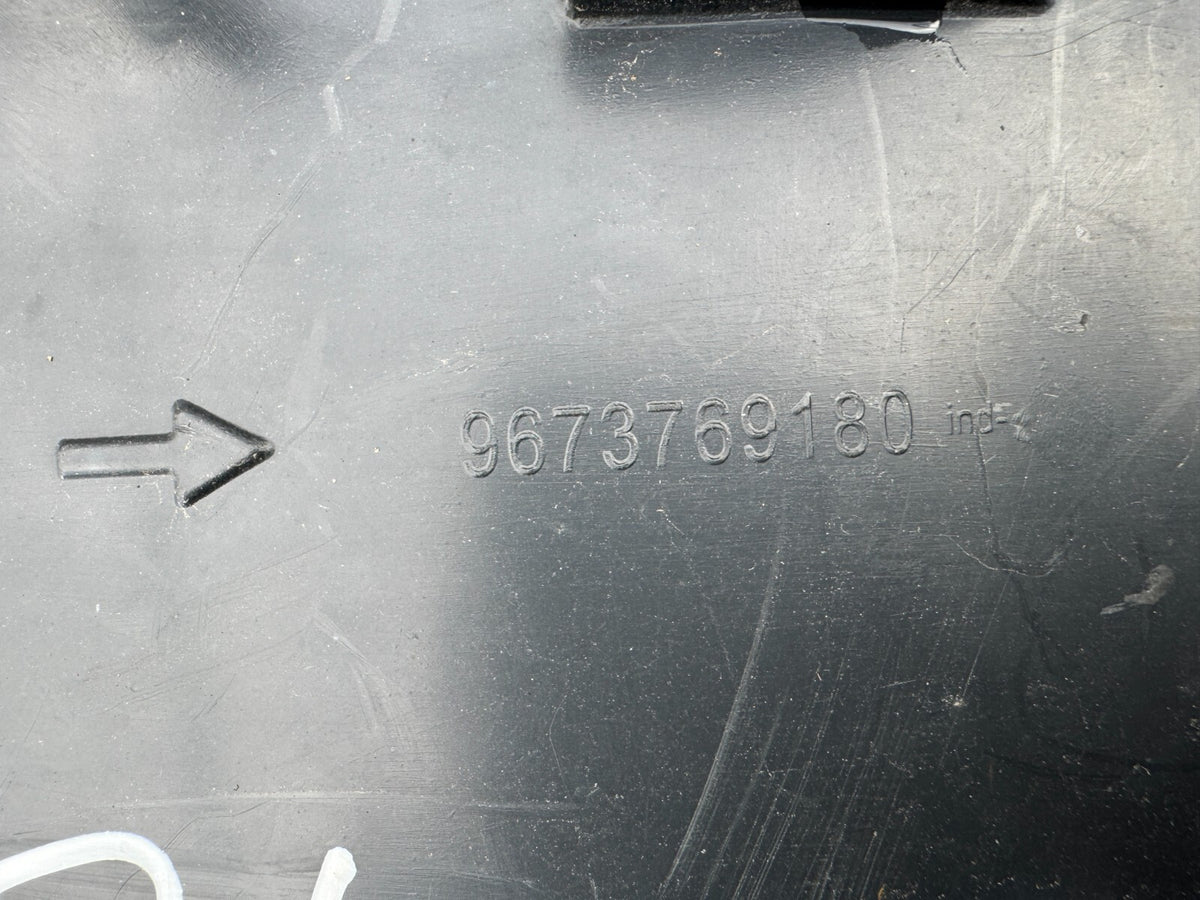 ไม่ใช่ของปลอม 2013 PEUGEOT 208 Mk1 พลาสติกซุ้มล้อในหลังขวา