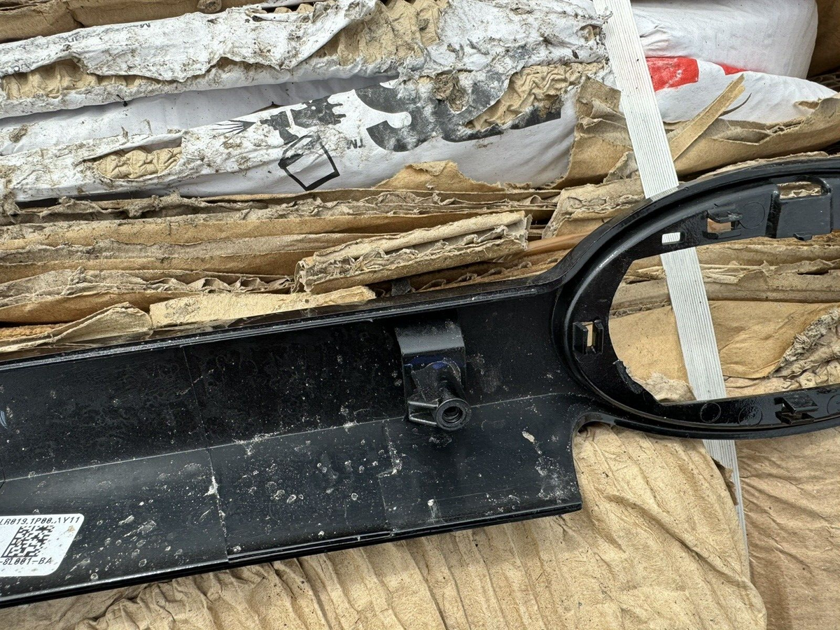 Trim Strip Emblem Kisi-Kisi Bumper Depan Untuk Land Rover Defender L8B2-8L001