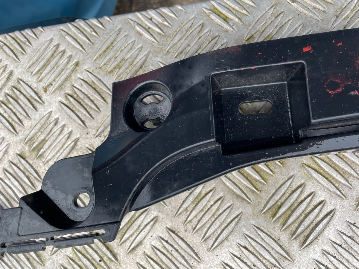 BMW F10 M5 5 PÁT BẮT ỐP SƯỜN SAU BÊN TRÁI 7204021