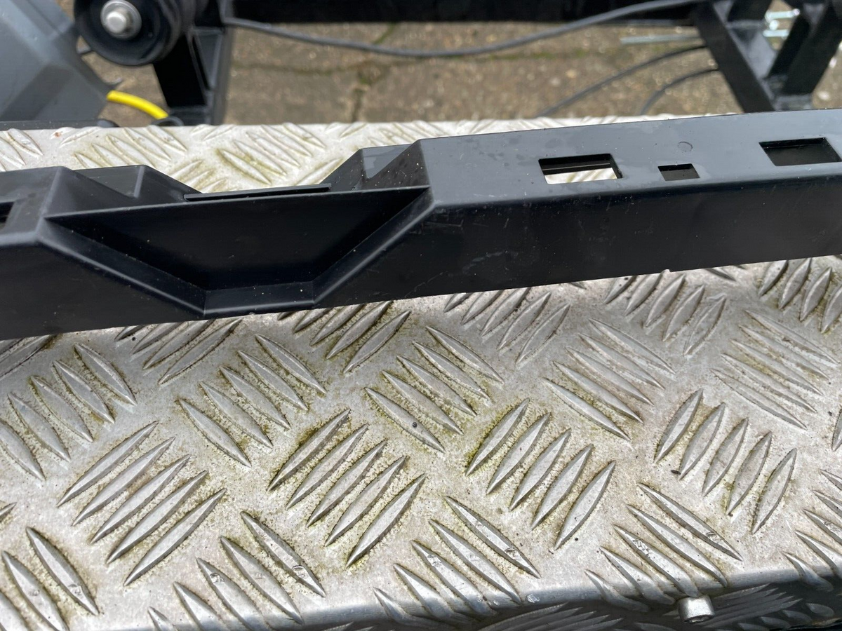 VOLVO V90 D4 Tapak Bracket Tengah Bumper Belakang 31449280