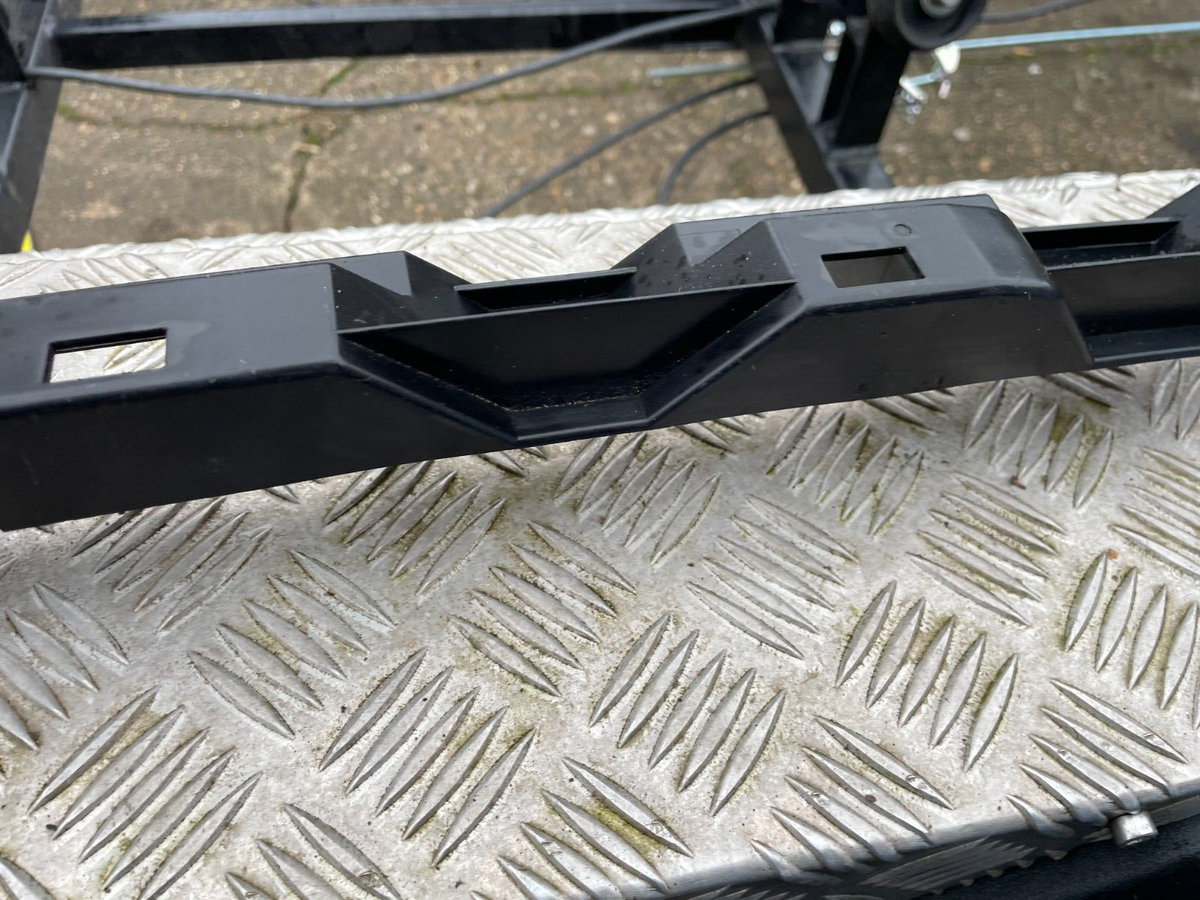 VOLVO V90 D4 Tapak Bracket Tengah Bumper Belakang 31449280