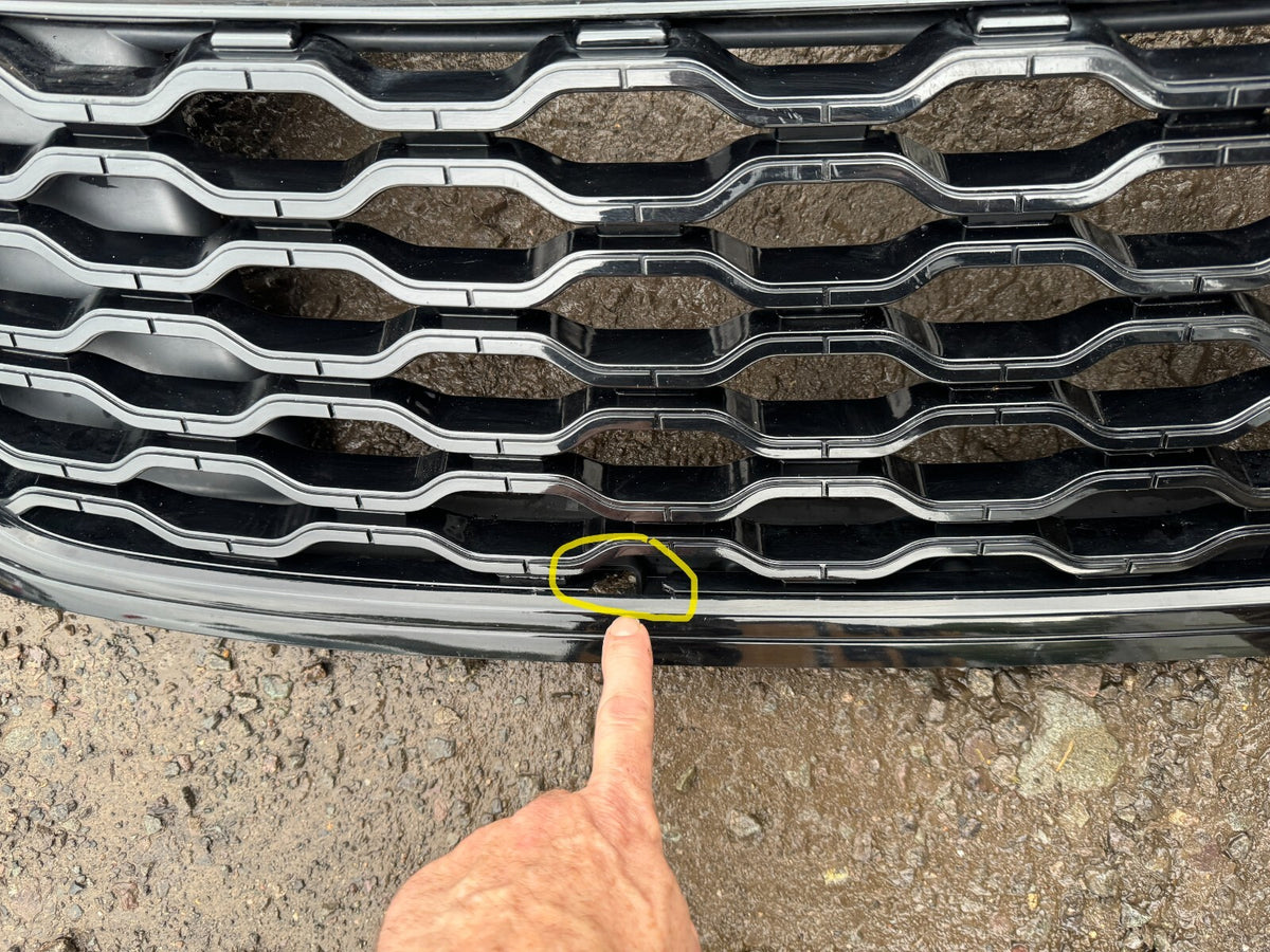 MAIN GRILLE 2022 LAND ROVER VELAR (L560) LR143275 M8A2-8200-CC Damage