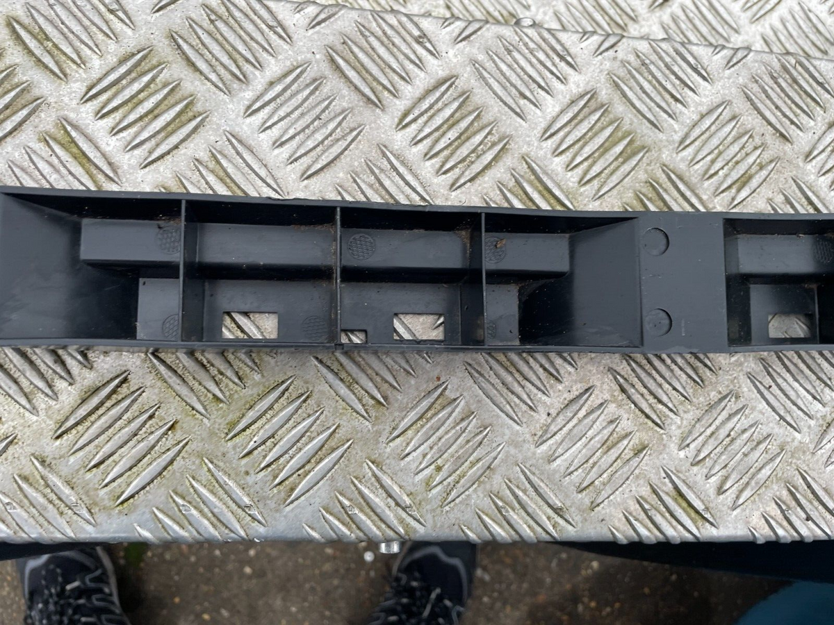 VOLVO V90 D4 Tapak Bracket Tengah Bumper Belakang 31449280