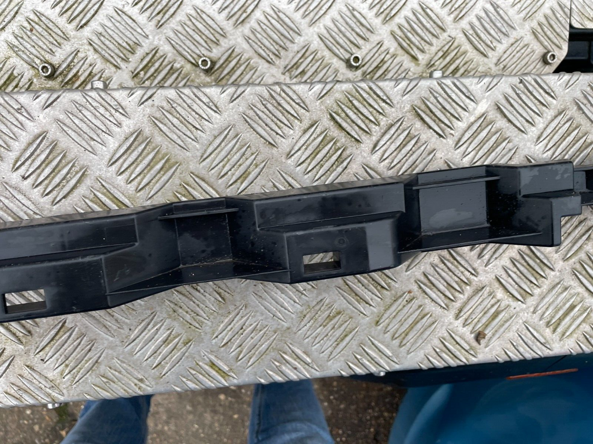 VOLVO V90 D4 Tapak Bracket Tengah Bumper Belakang 31449280