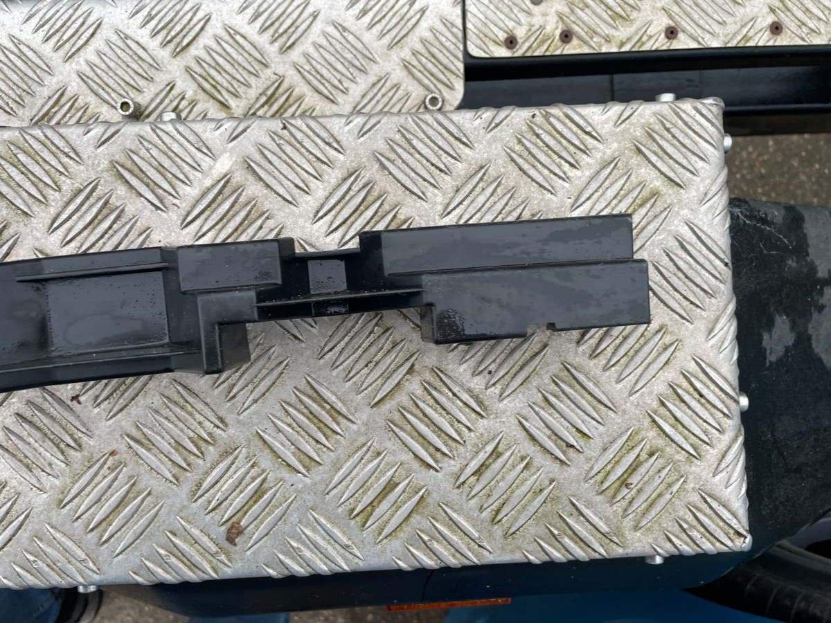VOLVO V90 D4 Tapak Bracket Tengah Bumper Belakang 31449280