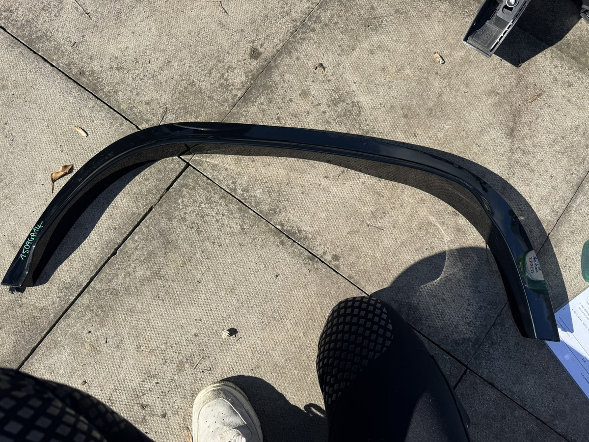 LAND ROVER DEFENDER L663 2025 FRONT RIGHT WHEEL ARCH TRIM GLOSS S8BM-16A074-A