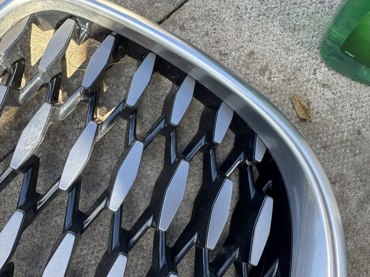 JAGUAR F-PACE X761 2021-ON FRONT GRILLE CHROME SURROUND MK83-8A100 MESH BROKEN