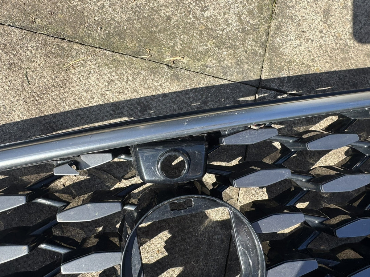 JAGUAR F-PACE X761 2021-ON FRONT GRILLE CHROME SURROUND MK83-8A100 MESH BROKEN