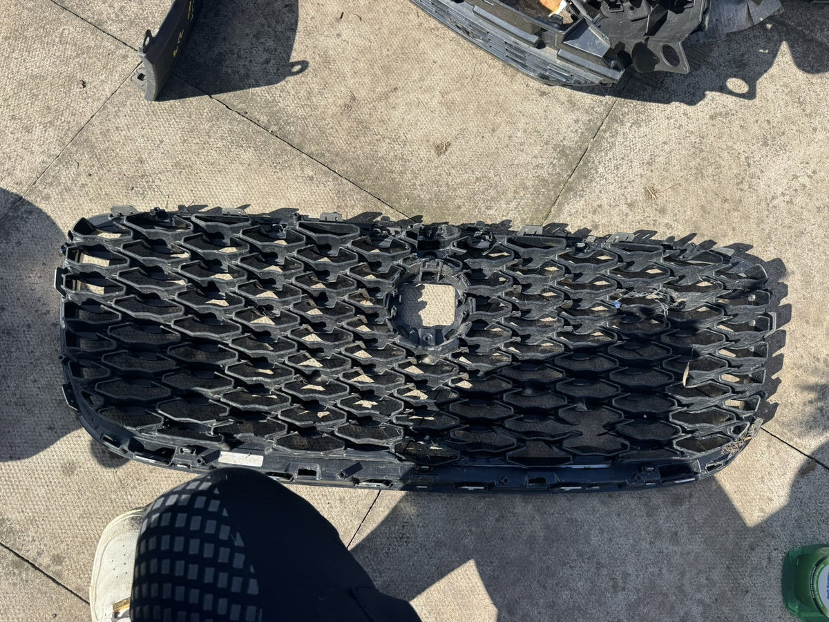 JAGUAR F-PACE X761 2021-ON FRONT GRILLE CHROME SURROUND MK83-8A100 MESH BROKEN