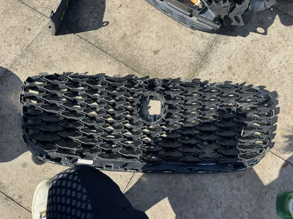 JAGUAR F-PACE X761 2021-ON FRONT GRILLE CHROME SURROUND MK83-8A100 MESH BROKEN