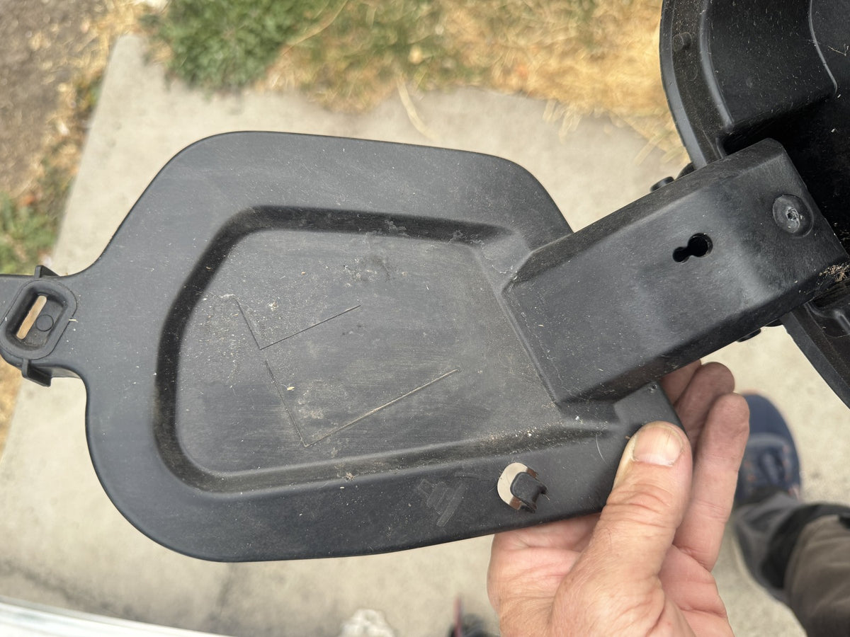 GENUINE PEUGEOT 208 MK2 P21 2019-2026 FUEL FILLER FLAP DOOR 9823289380