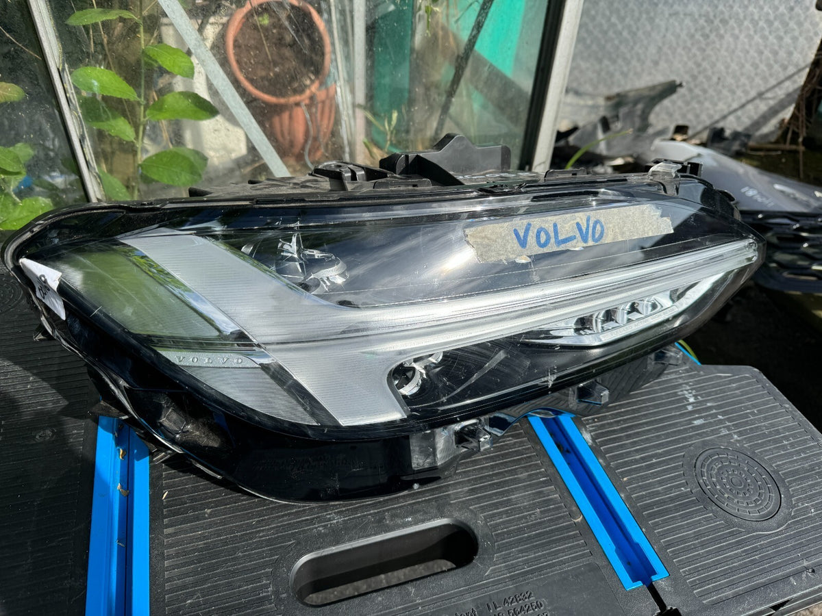 Volvo S90 Headlight LED RIGHT 31655143 CRACKED CASE BROKEN LUGS