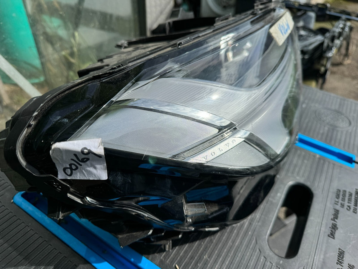 Volvo S90 Headlight LED RIGHT 31655143 CRACKED CASE BROKEN LUGS