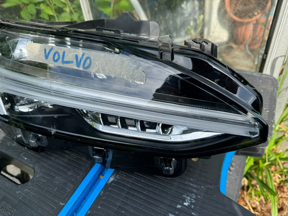Volvo S90 Headlight LED RIGHT 31655143 CRACKED CASE BROKEN LUGS