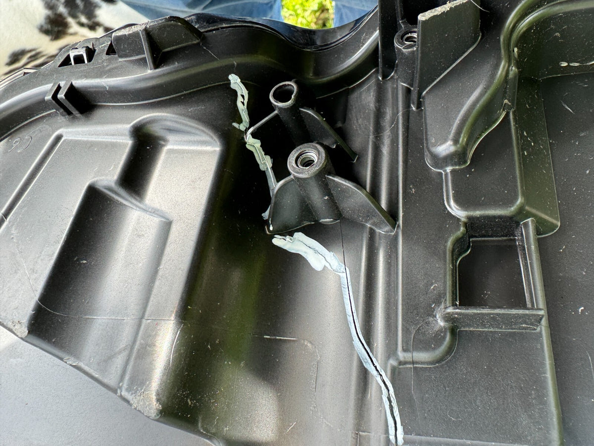 Volvo S90 Headlight LED RIGHT 31655143 CRACKED CASE BROKEN LUGS