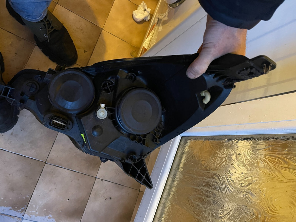 CITROEN DS3 09-16 HEADLIGHT RIGHT - LENS NEEDS POLISH