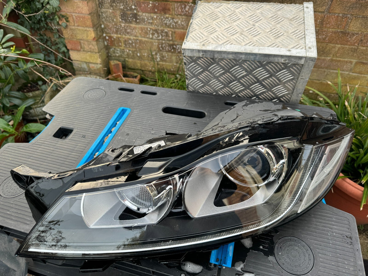 JAGUAR XE HEADLIGHT XENON R SPORT FRONT LEFT X760 2015 DAMAGED