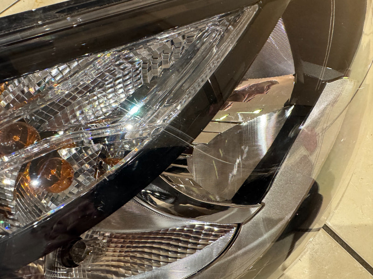Renault Trafic III 2021 Headlight Right RHD 260105172R DAMAGED