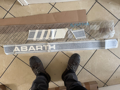 สติกเกอร์โลโก้สีดำฝั่งซ้ายแท้ ใหม่ FIAT ABARTH สำหรับ 500 52056978