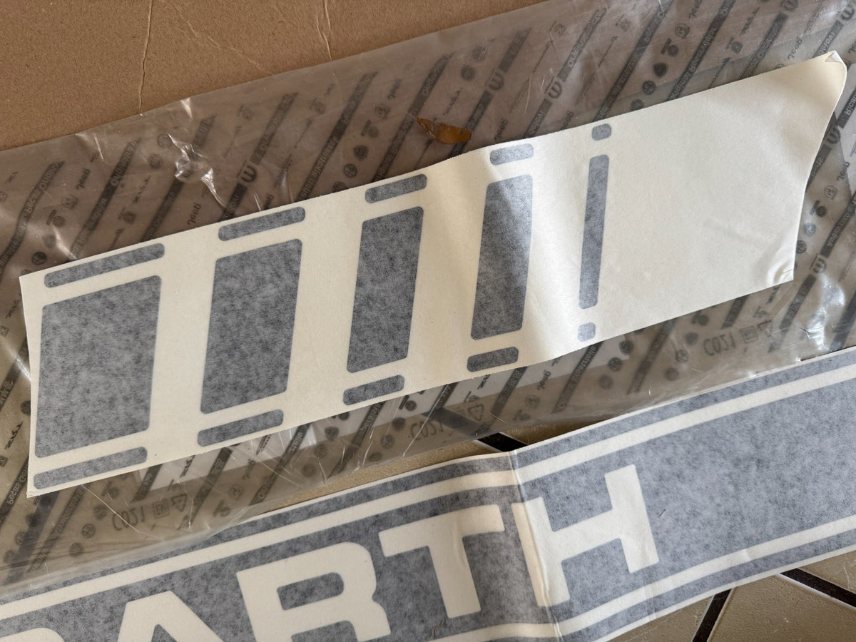 สติกเกอร์โลโก้สีดำฝั่งซ้ายแท้ ใหม่ FIAT ABARTH สำหรับ 500 52056978
