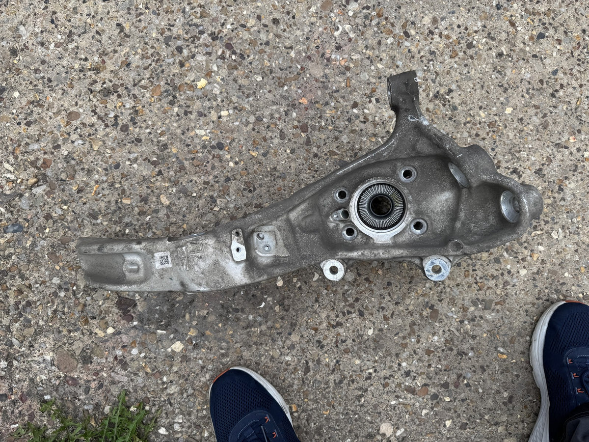 2022 BMW X5 M F95 G05 Front Left Hub Carrier Knuckle with Wheel Bearing 6876655