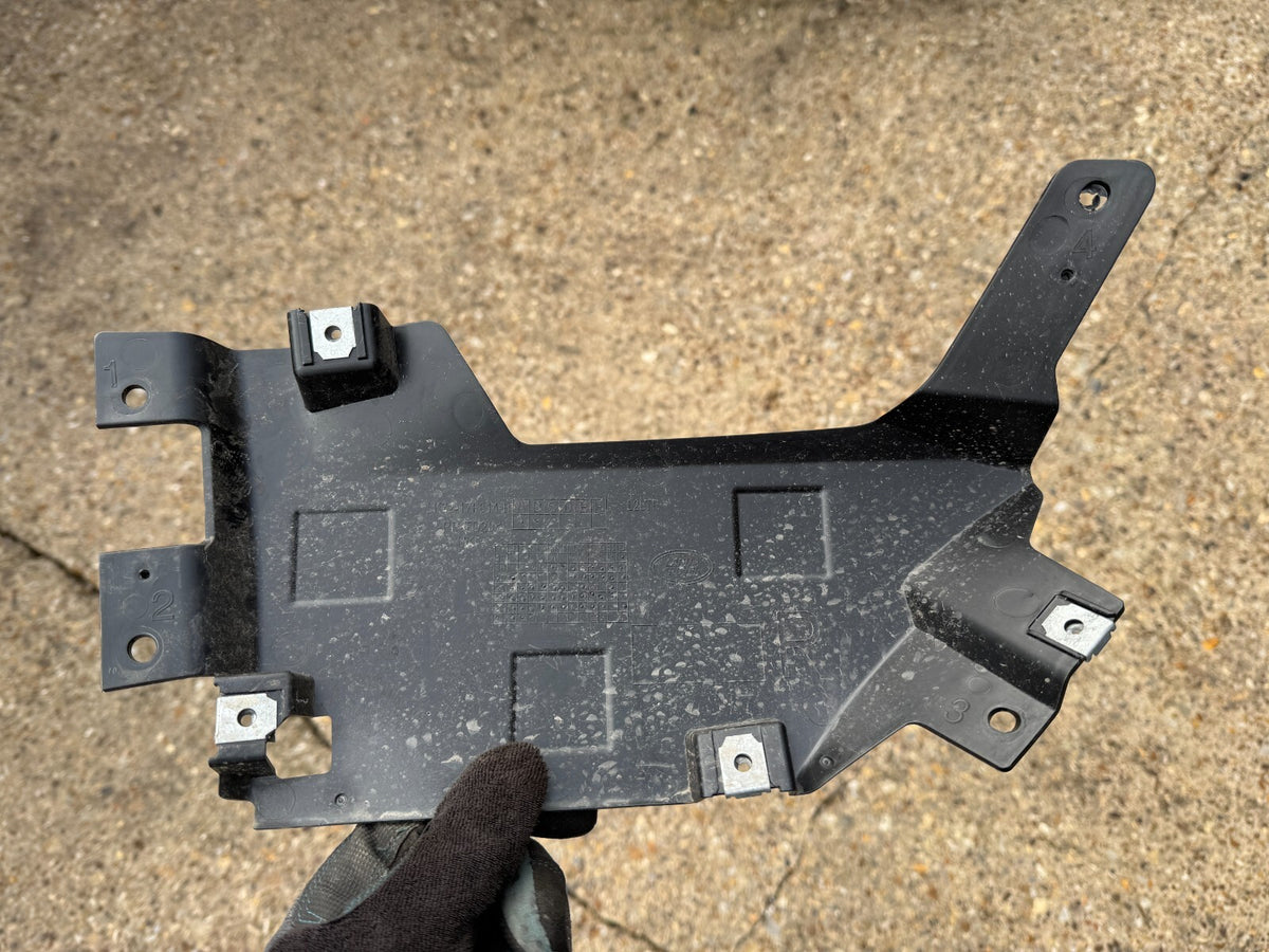 2024 Land Rover Discovery L462 / Sport L550 Bumper Bracket for heat LK7217F814B