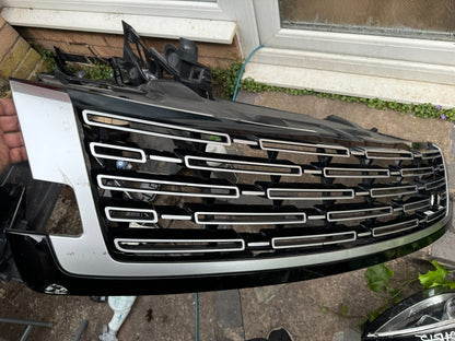 Range Rover L460 2023-2025 Front Bumper Radiator Grille M8E2-8200-CJ Damaged