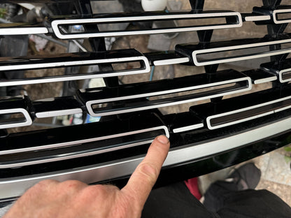 Range Rover L460 2023-2025 Front Bumper Radiator Grille M8E2-8200-CJ Damaged