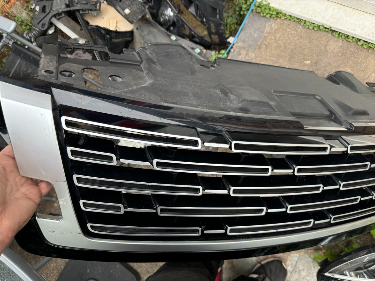 Range Rover L460 2023-2025 Front Bumper Radiator Grille M8E2-8200-CJ Damaged