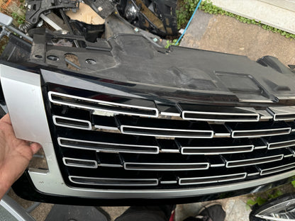 Range Rover L460 2023-2025 Front Bumper Radiator Grille M8E2-8200-CJ Damaged