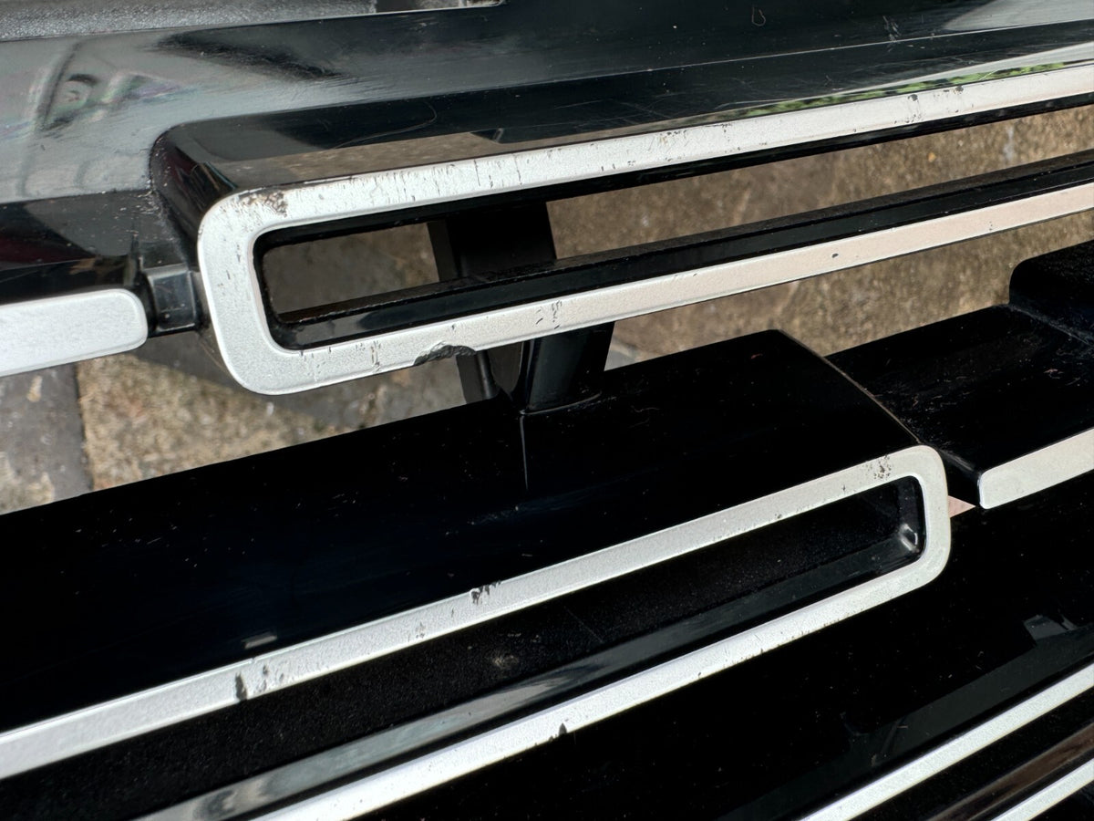 Range Rover L460 2023-2025 Front Bumper Radiator Grille M8E2-8200-CJ Damaged