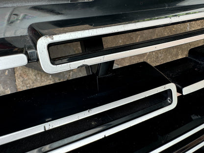 Range Rover L460 2023-2025 Front Bumper Radiator Grille M8E2-8200-CJ Damaged