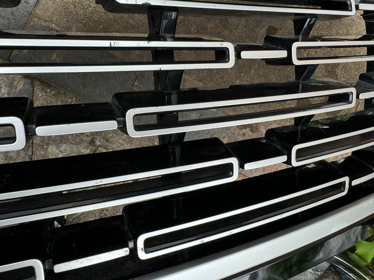 Range Rover L460 2023-2025 Front Bumper Radiator Grille M8E2-8200-CJ Damaged