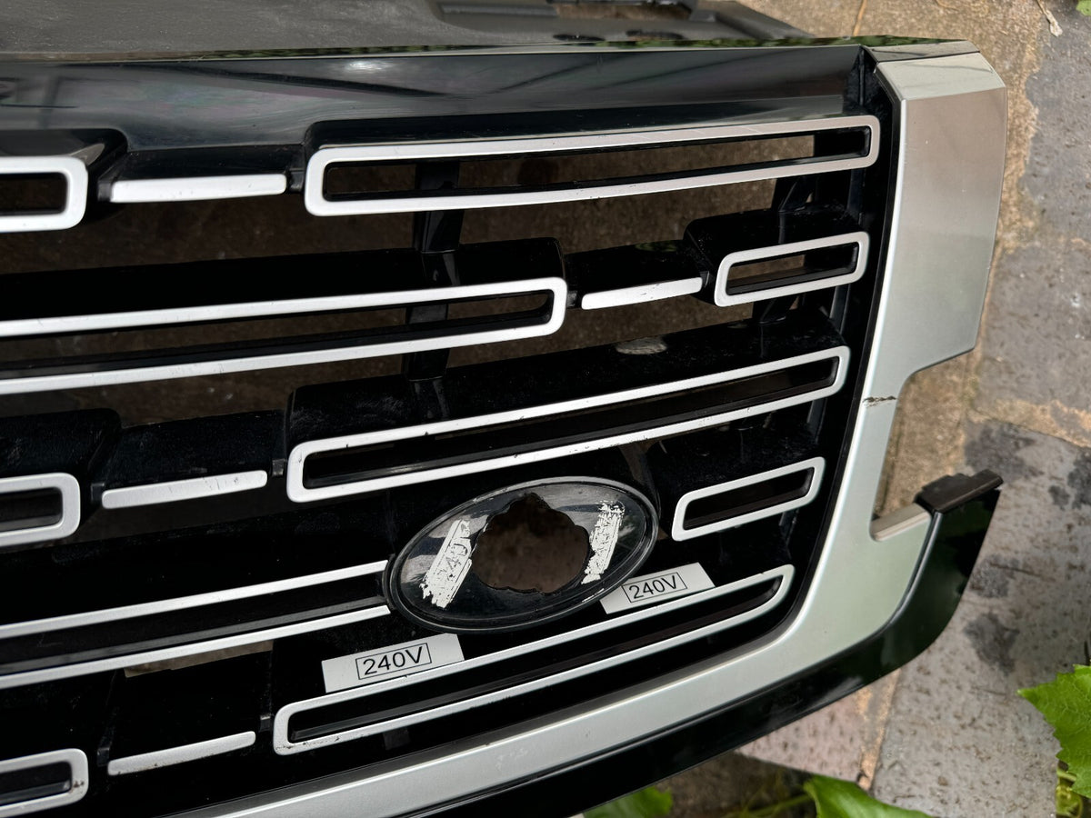 Range Rover L460 2023-2025 Front Bumper Radiator Grille M8E2-8200-CJ Damaged