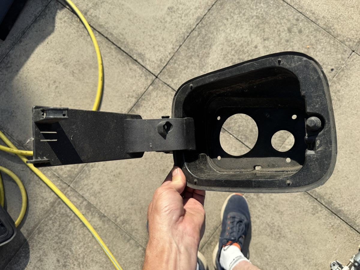 GENUINE KIA SPORTAGE QL FUEL FILLER FLAP HOUSING 81595-F1500 2016-2022