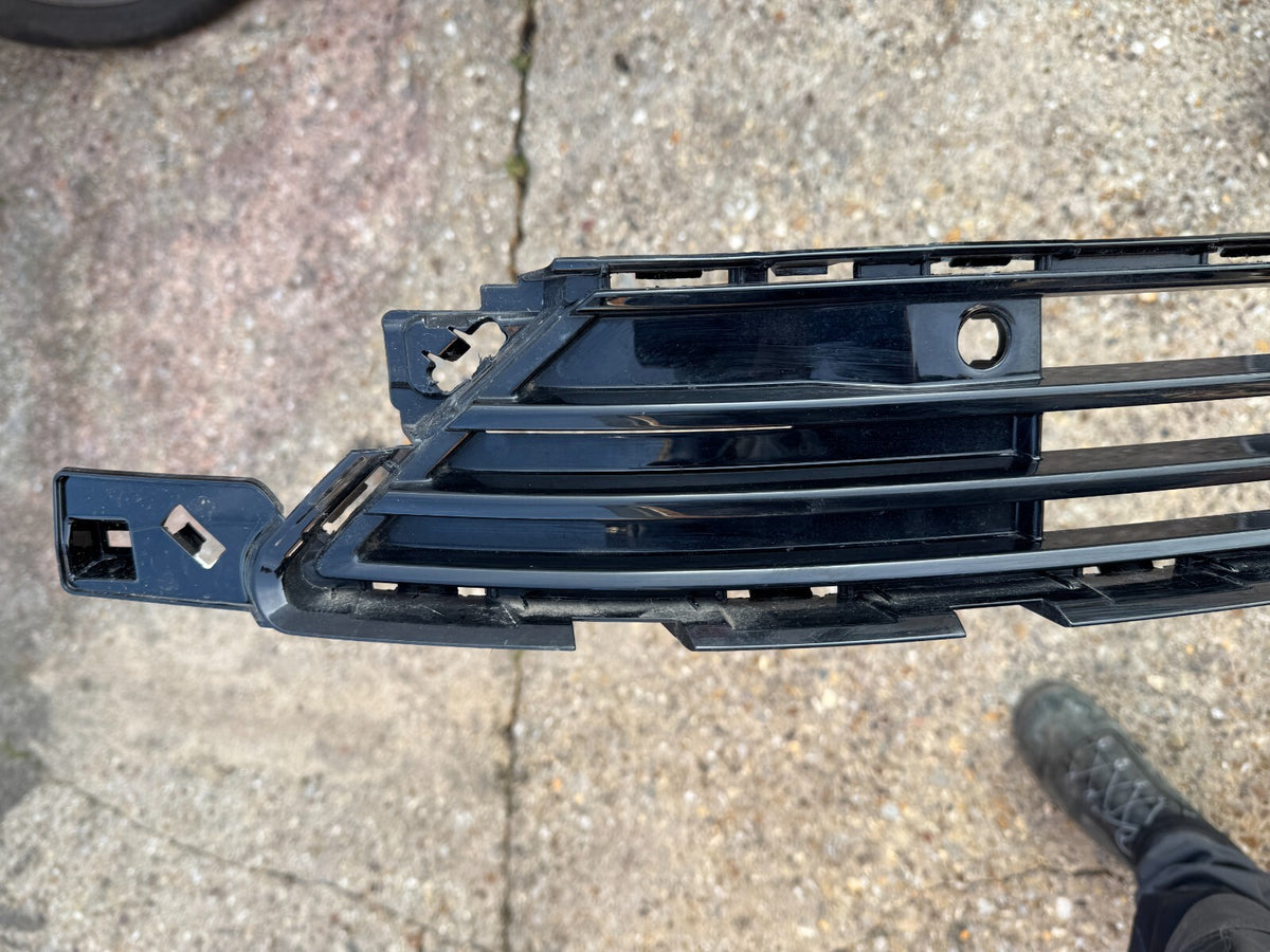 Polestar 2 Front Bumper Lower Grill 2021 - ON Genuine 31663679 slight damage