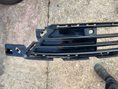 Polestar 2 Front Bumper Lower Grill 2021 - ON Genuine 31663679 slight damage