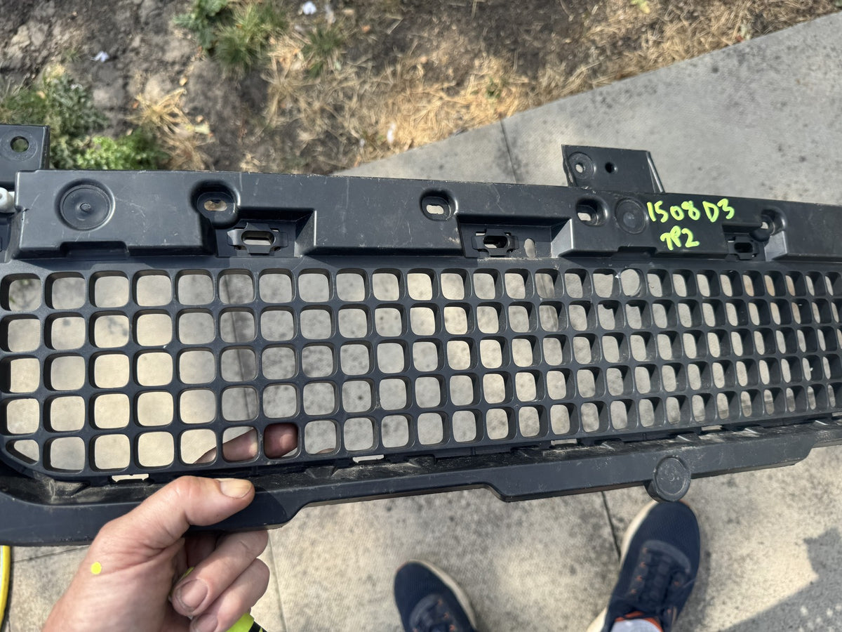 GENUINE LAND ROVER DEFENDER L663 90 110 130 FRONT CENTRE GRILLE 50148034 SPARES
