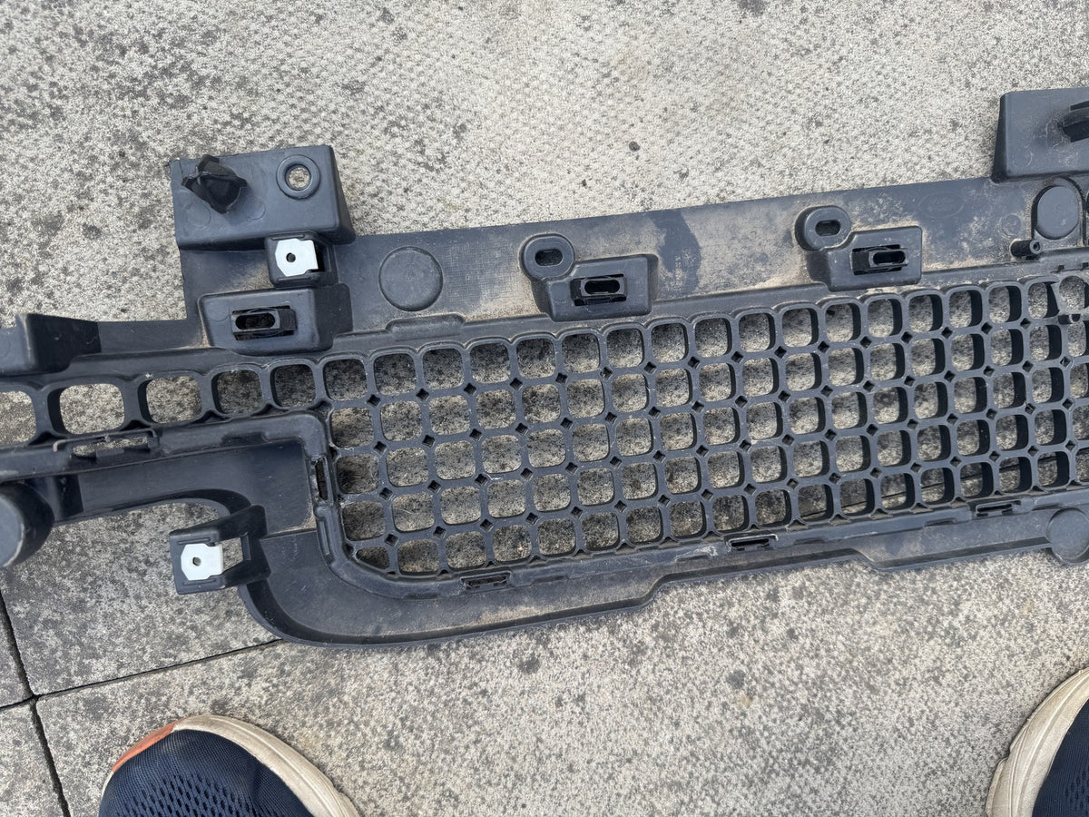 GENUINE LAND ROVER DEFENDER L663 90 110 130 FRONT CENTRE GRILLE 50148034 SPARES
