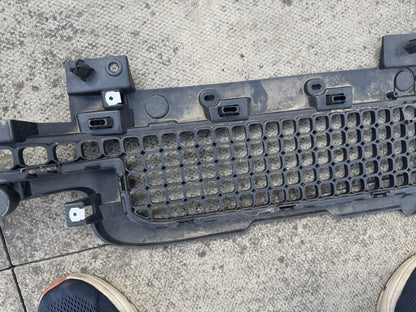 GENUINE LAND ROVER DEFENDER L663 90 110 130 FRONT CENTRE GRILLE 50148034 SPARES