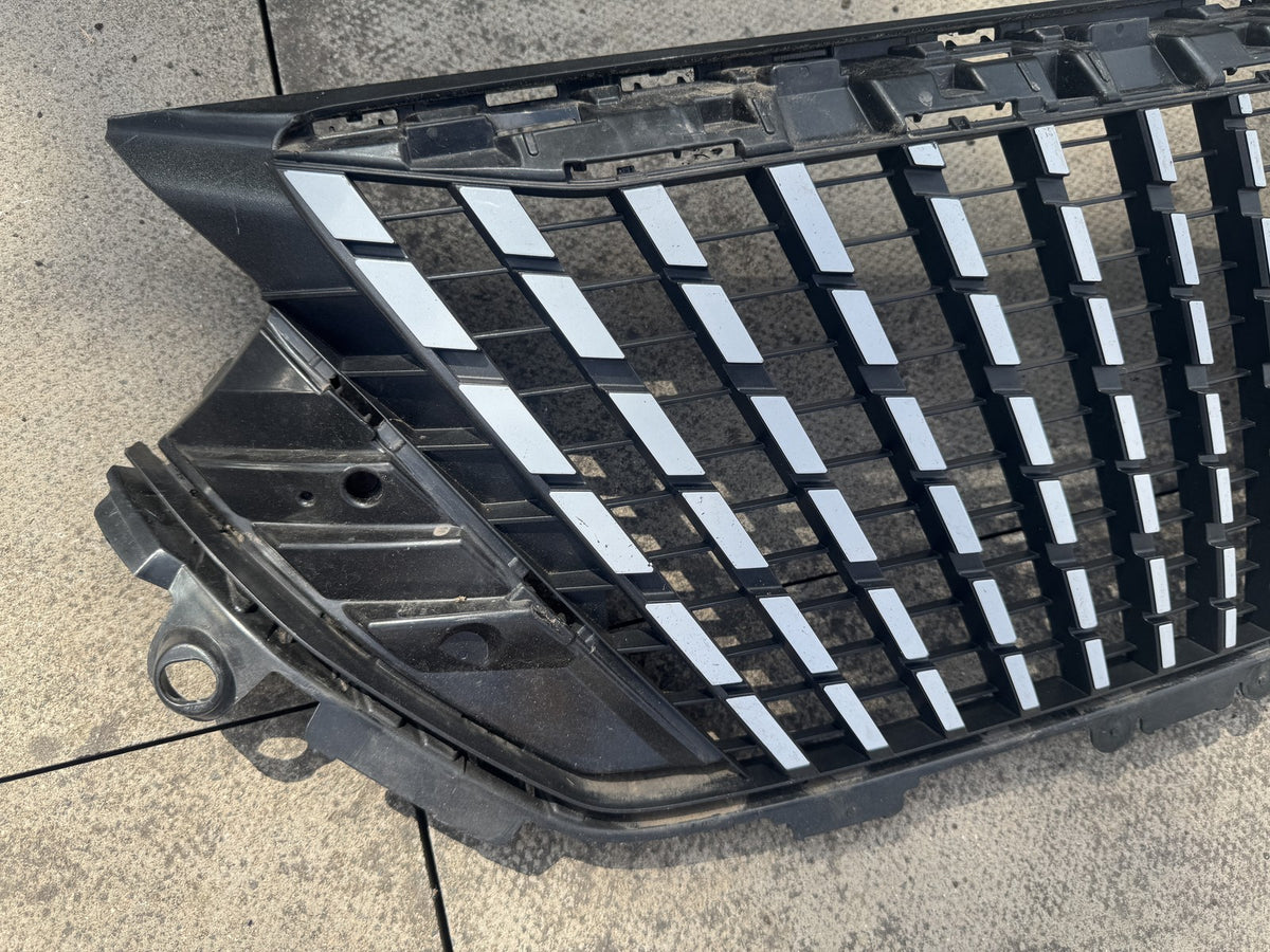 GENUINE PEUGEOT 2008 FACELIFT FRONT GRILLE 2023-ON 9852657680 ALL CLIPS GOOD