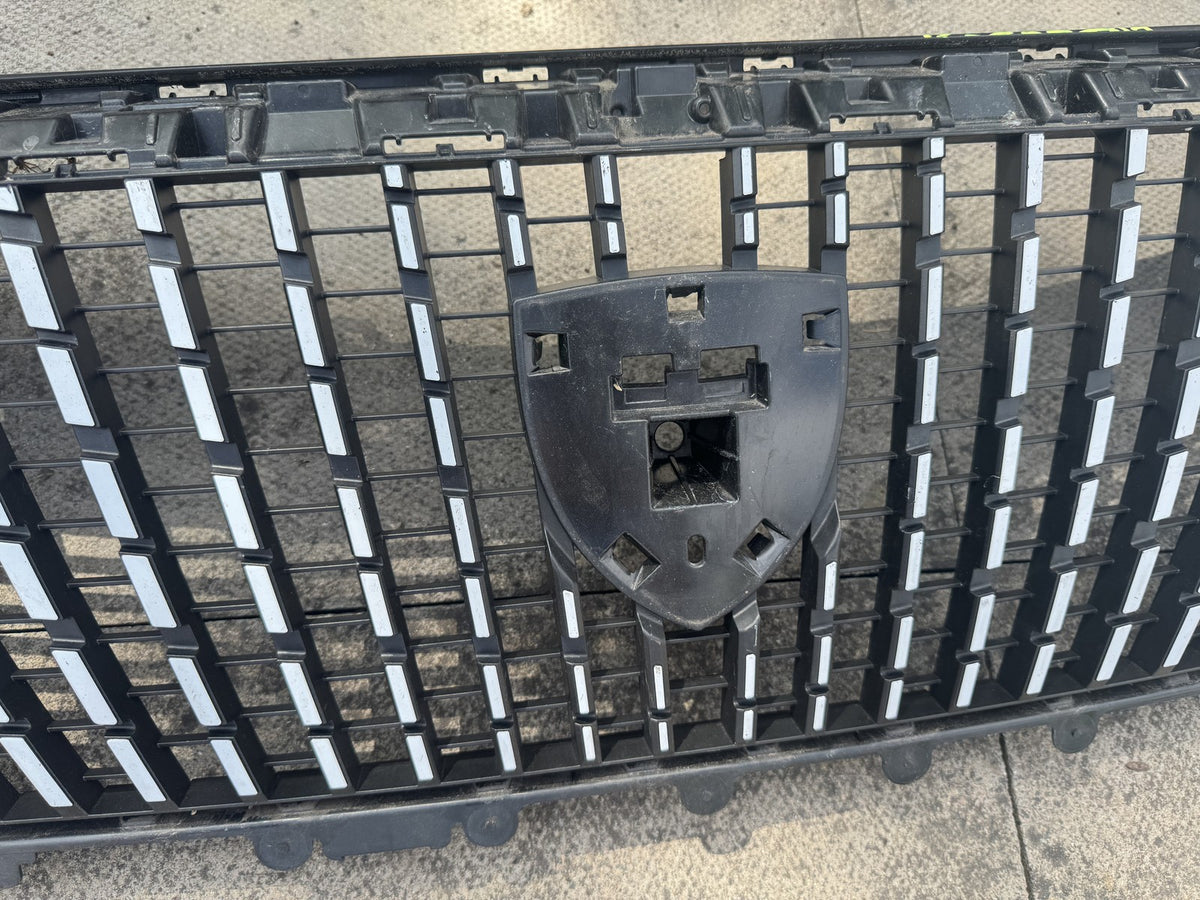 GENUINE PEUGEOT 2008 FACELIFT FRONT GRILLE 2023-ON 9852657680 ALL CLIPS GOOD