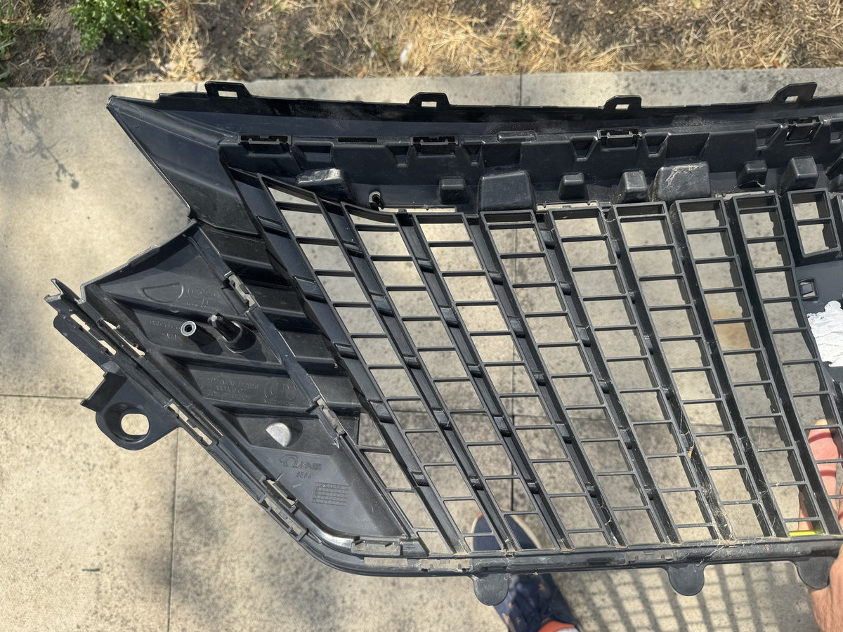 GENUINE PEUGEOT 2008 FACELIFT FRONT GRILLE 2023-ON 9852657680 ALL CLIPS GOOD