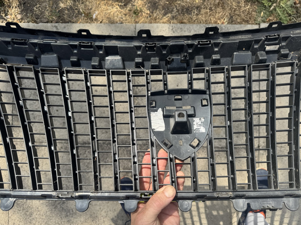 GENUINE PEUGEOT 2008 FACELIFT FRONT GRILLE 2023-ON 9852657680 ALL CLIPS GOOD