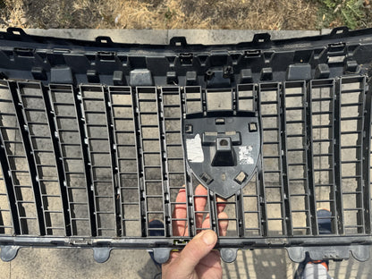 GENUINE PEUGEOT 2008 FACELIFT FRONT GRILLE 2023-ON 9852657680 ALL CLIPS GOOD