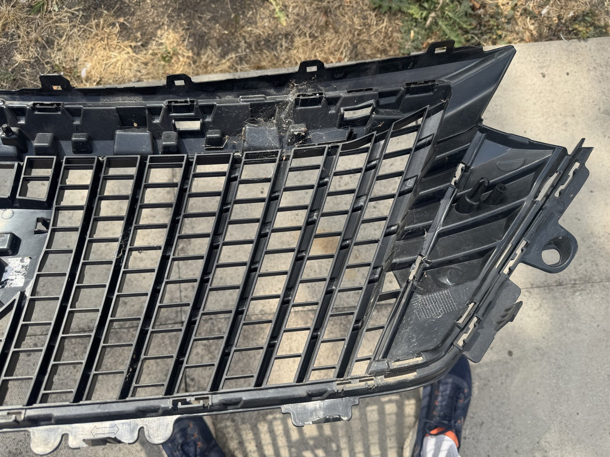 GENUINE PEUGEOT 2008 FACELIFT FRONT GRILLE 2023-ON 9852657680 ALL CLIPS GOOD